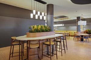 Reštaurácia alebo iné gastronomické zariadenie v ubytovaní B&B HOTEL Málaga Centro