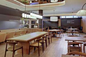 Reštaurácia alebo iné gastronomické zariadenie v ubytovaní B&B HOTEL Málaga Centro