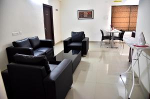 Χώρος καθιστικού στο Sapphire Asta Apartments