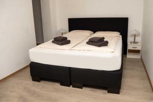 Una cama con dos almohadas encima en una habitación. en Villa Nordhang - Apartment 4, en Winterberg 13 fotos más