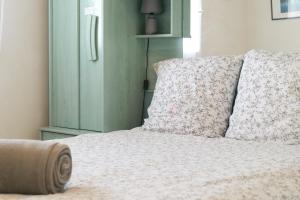 ein Schlafzimmer mit einem Bett mit zwei Kissen in der Unterkunft Appartement dans résidence de vacances, avec piscine, quartier Pironniere Les Sables 4 personnes in La Pironnière + 7 Fotos