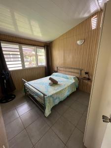 una camera da letto con un letto in una stanza di Fare To'erau & Mara'amu a Papetoai