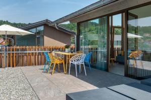 a patio with a table and chairs on a balcony at Architektenhaus c1 mit Seesicht in Öhningen
