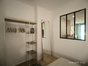 a room with a mirror and a shelf with hangers at Nouveau ! T2 lumineux en centre ville in Aix-en-Provence