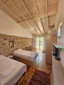 Postel nebo postele na pokoji v ubytování Lofou Maisonette
