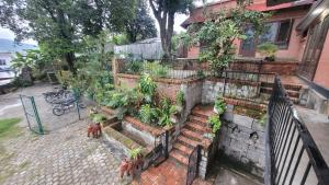 einen Garten an der Seite eines Hauses in der Unterkunft Karunamaya Hotel in Kathmandu