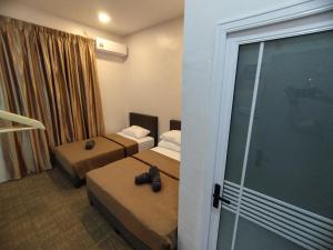 Katil atau katil-katil dalam bilik di Nafeeza Roomstay +5 gambar