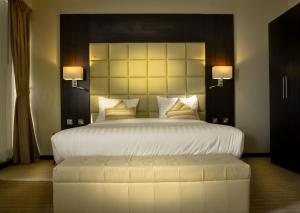 Een bed of bedden in een kamer bij Golden Ocean Hotel