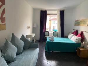 een woonkamer met een bed en een bank bij Lovelyloft - Ripa Naviglio Grande in Milaan