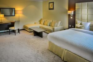Een bed of bedden in een kamer bij Golden Ocean Hotel