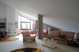 a large living room with a couch and chairs at B&B Cà d'Artisti in Caorle