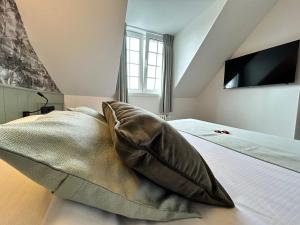 Uma televisão e/ou sistema de entretenimento em B&B Contrast