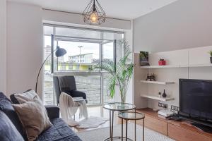 ein Wohnzimmer mit Sofa und Fernseher in der Unterkunft Blue Ocean Apartment in A Coruña