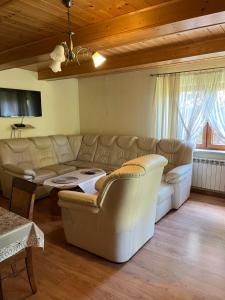 a living room with a couch and a table at Chatka pod Dębami dla pracowników firm in Brzeźnica