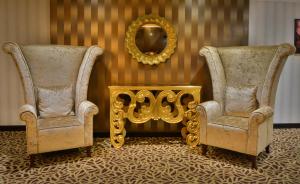 Een zitgedeelte bij Golden Ocean Hotel