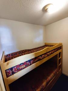 ein Schlafzimmer mit zwei Etagenbetten in einem Zimmer in der Unterkunft Condo in val thorens by AlpStays in Val Thorens