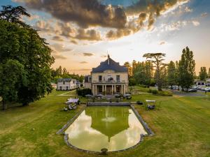 a large house with a pond in front of it at Garrigae Manoir de Beauvoir Poitiers Sud - Hotel & Spa in Mignaloux-Beauvoir +50 photos