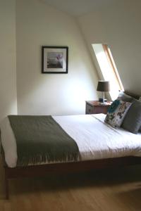 um quarto com uma cama grande e uma janela em The Barn at Charlottes Hill em Healesville