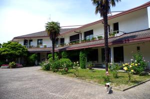 a dog standing in front of a building at B&B Cà d'Artisti in Caorle