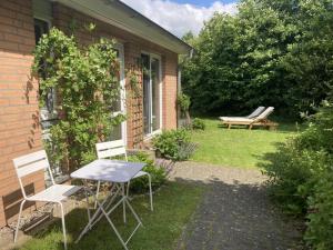 a table and chairs in the yard of a house at Kieholm in Bohnert