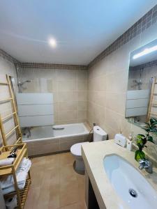 een badkamer met een bad, een toilet en een wastafel bij Your dream is real in La Cala de Mijas