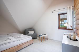 Voodi või voodid majutusasutuse Chalet Piros Tale - Sauna - Jacuzzi - Beautiful scenery - Kids playground - In the forest toas