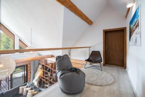 Istumisnurk majutusasutuses Chalet Piros Tale - Sauna - Jacuzzi - Beautiful scenery - Kids playground - In the forest