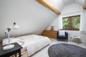Voodi või voodid majutusasutuse Chalet Piros Tale - Sauna - Jacuzzi - Beautiful scenery - Kids playground - In the forest toas