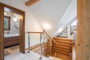 Foto sihtkohas Tale asuva majutusasutuse Chalet Piros Tale - Sauna - Jacuzzi - Beautiful scenery - Kids playground - In the forest galeriist
