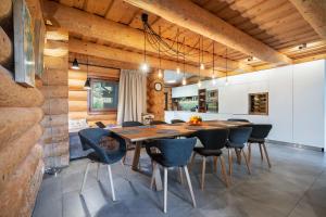 Foto sihtkohas Tale asuva majutusasutuse Chalet Piros Tale - Sauna - Jacuzzi - Beautiful scenery - Kids playground - In the forest galeriist