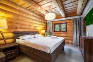 Voodi või voodid majutusasutuse Chalet Piros Tale - Sauna - Jacuzzi - Beautiful scenery - Kids playground - In the forest toas