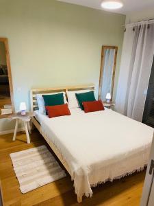 een slaapkamer met een groot wit bed met twee kussens bij Your dream is real in La Cala de Mijas +46 foto's