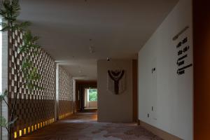 a hallway of a house with a hallway at Yanyu Yunxi Resort Hotel 烟雨云兮酒店 in Fenghuang County
