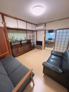 福岡市にある大和戸建のソファとテーブルのあるリビングルーム