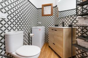 a bathroom with a toilet and a sink at Casa en El Campo in Tacoronte +16 photos