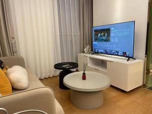 TV a/nebo společenská místnost v ubytování Shanghai Lerongju Boutique Apartment Metro Line 8 20meter