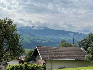Utsikt mot fjell, enten fra leiligheten eller fra et annet sted