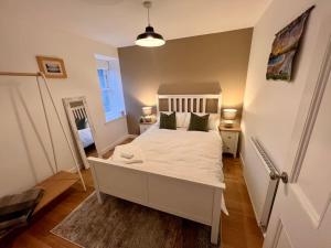 Postel nebo postele na pokoji v ubytování Beautiful 3-Story Townhouse in Central Lerwick