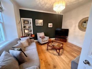 Posezení v ubytování Beautiful 3-Story Townhouse in Central Lerwick