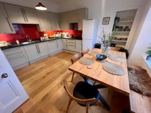Kuchyň nebo kuchyňský kout v ubytování Beautiful 3-Story Townhouse in Central Lerwick