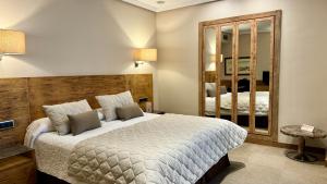 Posteľ alebo postele v izbe v ubytovaní Hotel San Juan de los Reyes