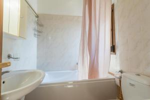 Ванная комната в Golden Beach Maisonette Retreat