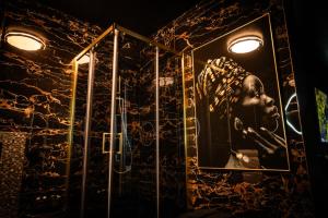 un bagno con una foto di una testa sul muro di Spa centar LUX Doboj a Doboj