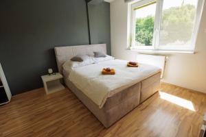 Posteľ alebo postele v izbe v ubytovaní Moderný apartmán s vlastným parkovaním v blízkosti prírody TOP