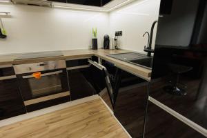 Kuchyňa alebo kuchynka v ubytovaní Moderný apartmán s vlastným parkovaním v blízkosti prírody TOP