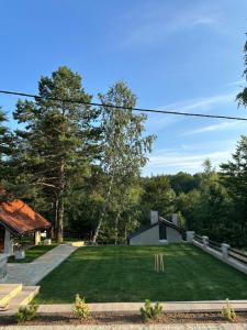 Vrt ispred objekta Forest House Divcibare