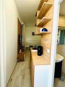 Kuchyň nebo kuchyňský kout v ubytování Modern Apartments Near Paris and Charles de Gaulle Airport