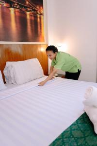 Postel nebo postele na pokoji v ubytování Kartika Sriwijaya Hotel + 6 fotografií