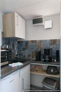 Kuchyň nebo kuchyňský kout v ubytování Ferienwohnung in Bodden & Ostsee nähe