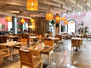 Reštaurácia alebo iné gastronomické zariadenie v ubytovaní Hotel San Juan de los Reyes